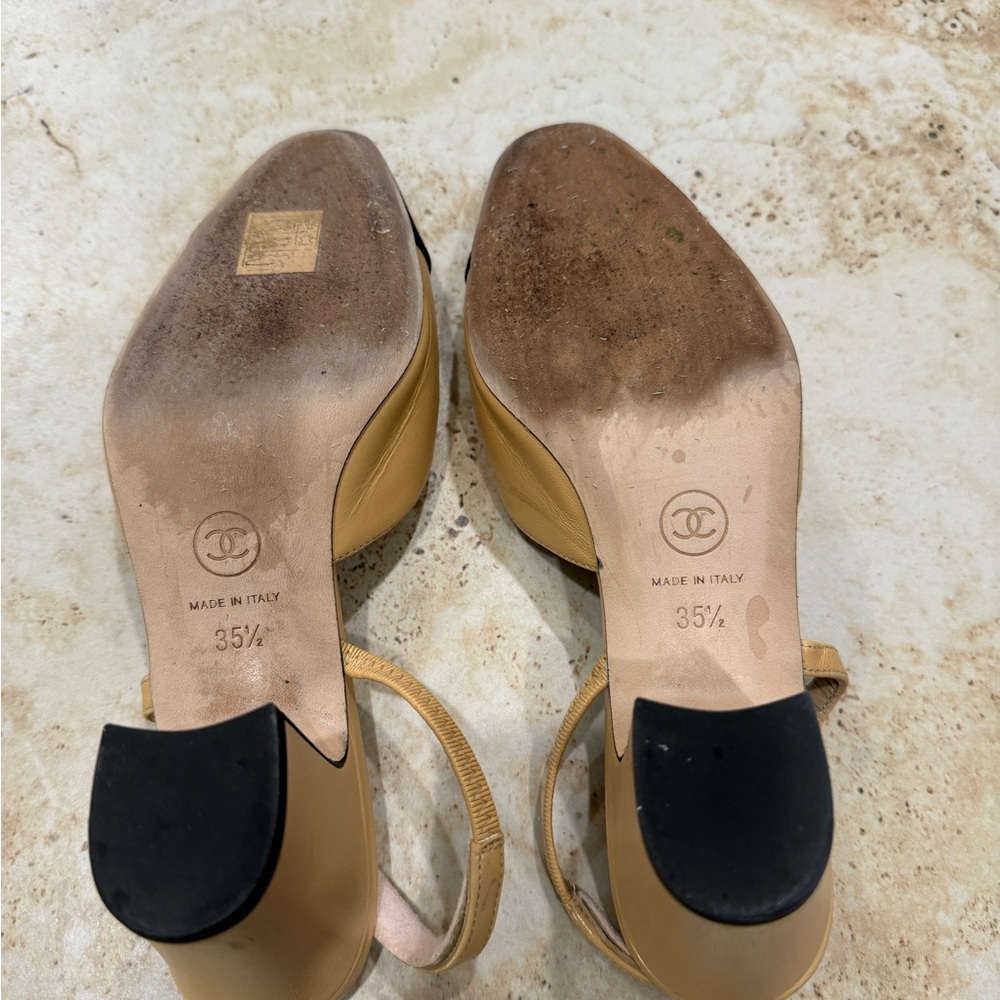 CHANEL Cream and Black Two-Tone Slingback Heels - Picture 3 of 9